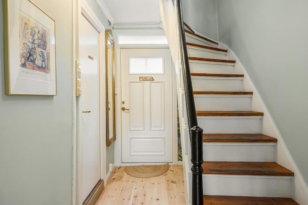 Det Lille Rode Huset Ved Floibanen Villa Bergen Buitenkant foto
